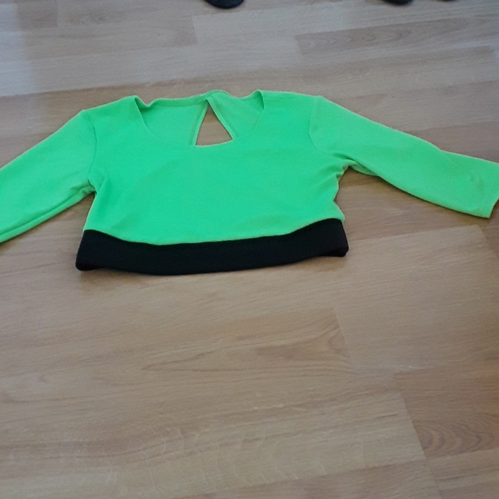 💜Bright green crop top with open back💜